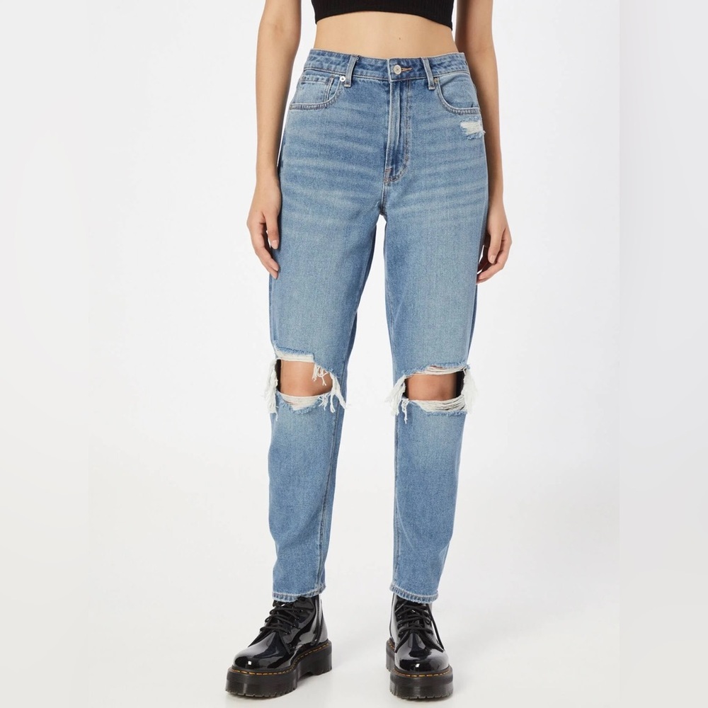 American Eagle Ripped Mom Jean NWT